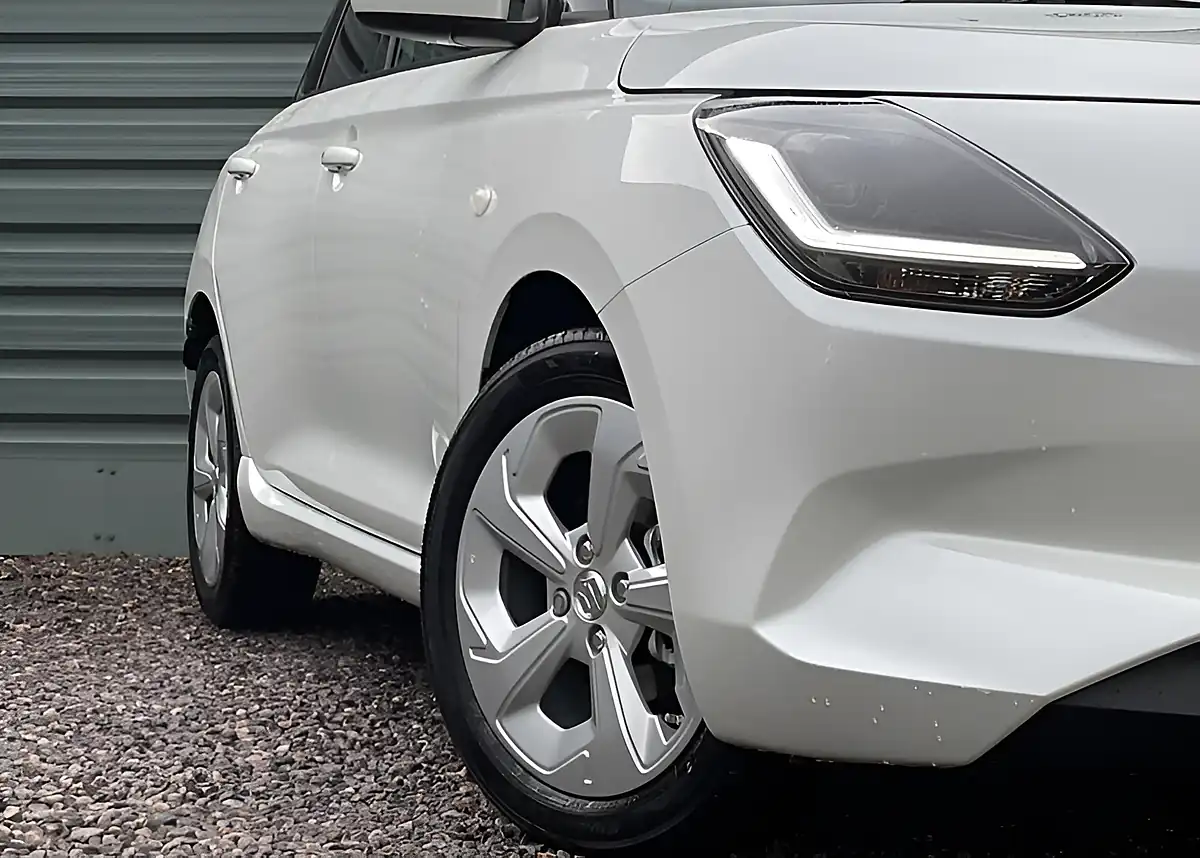 Used Suzuki Swift Motion Pure White - Interior and Exterior details 2