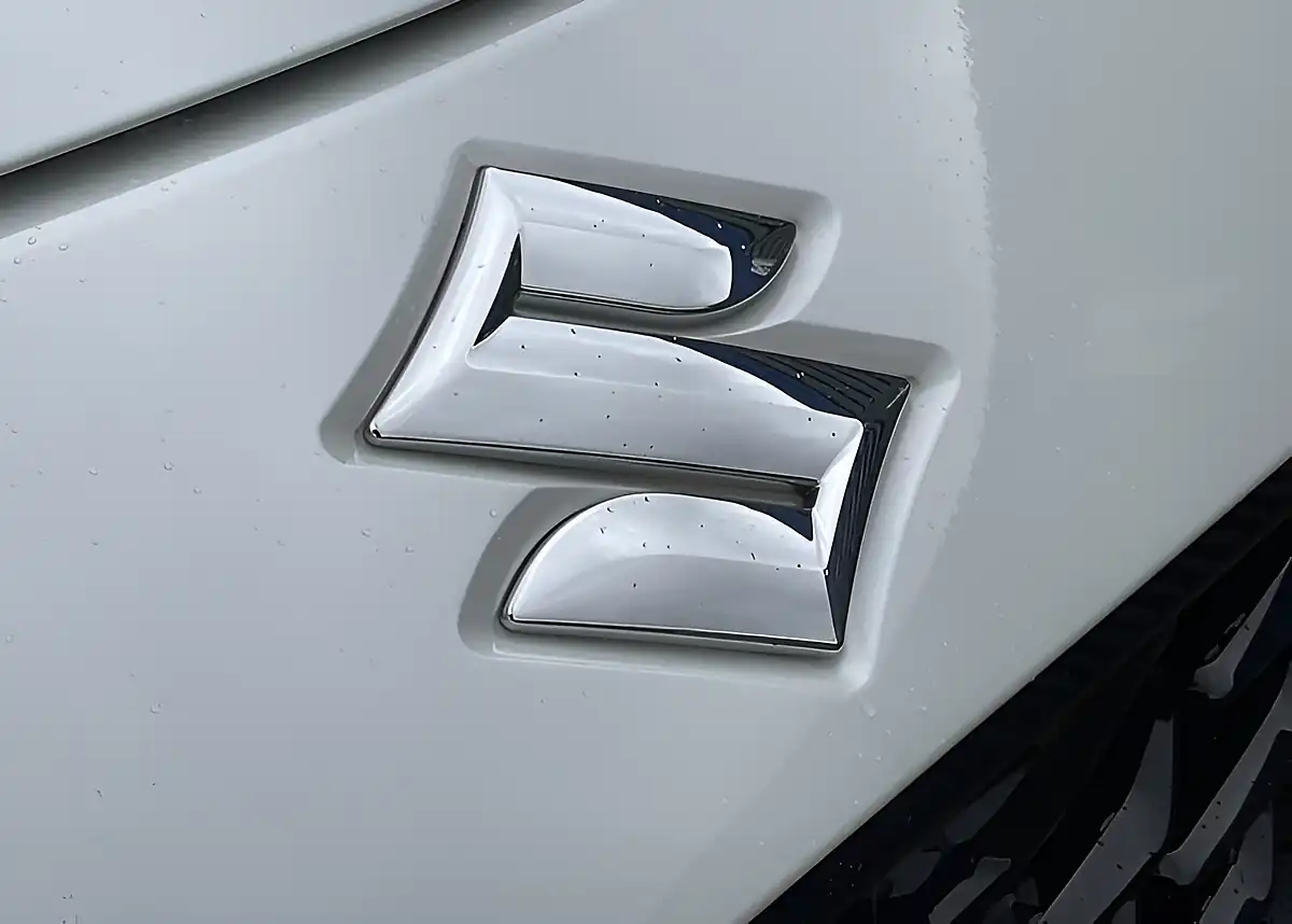 Used Suzuki Swift Motion Pure White - Interior and Exterior details 4