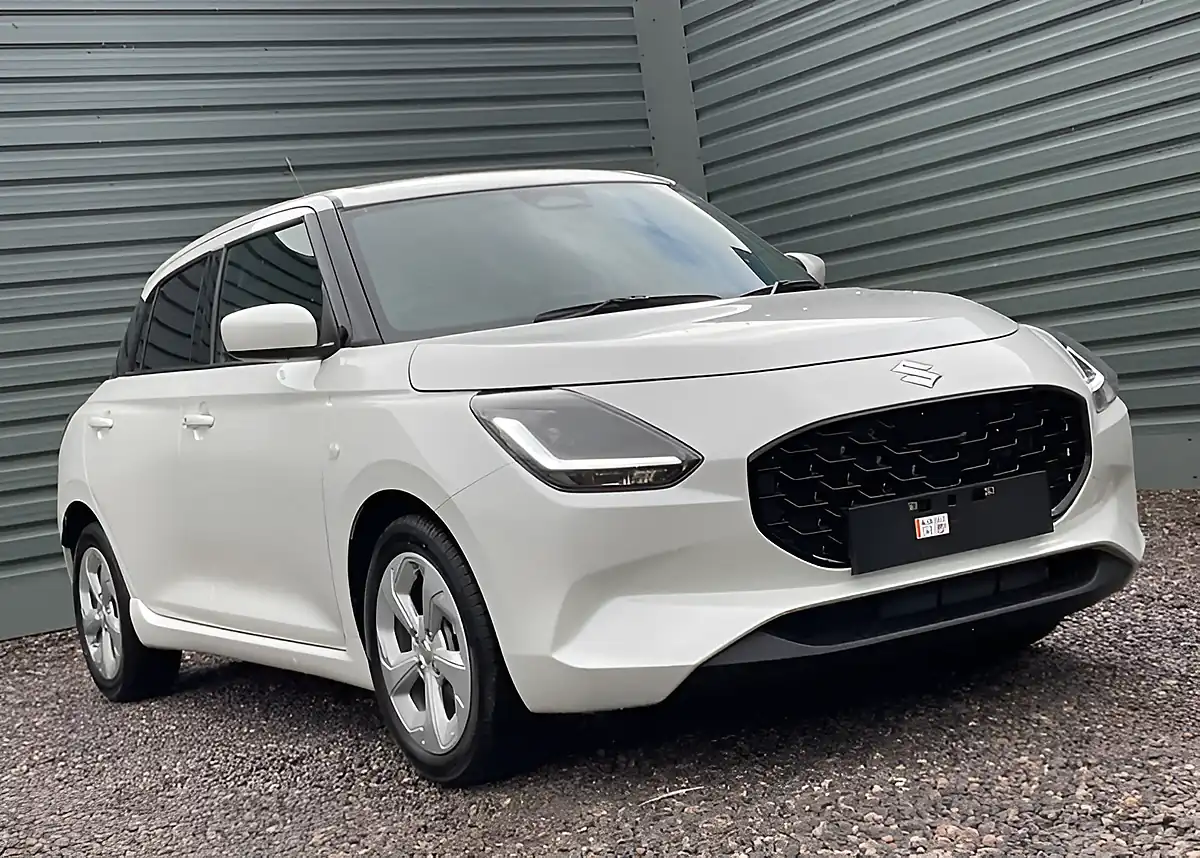 Used Suzuki Swift Motion Pure White - Interior and Exterior details 9
