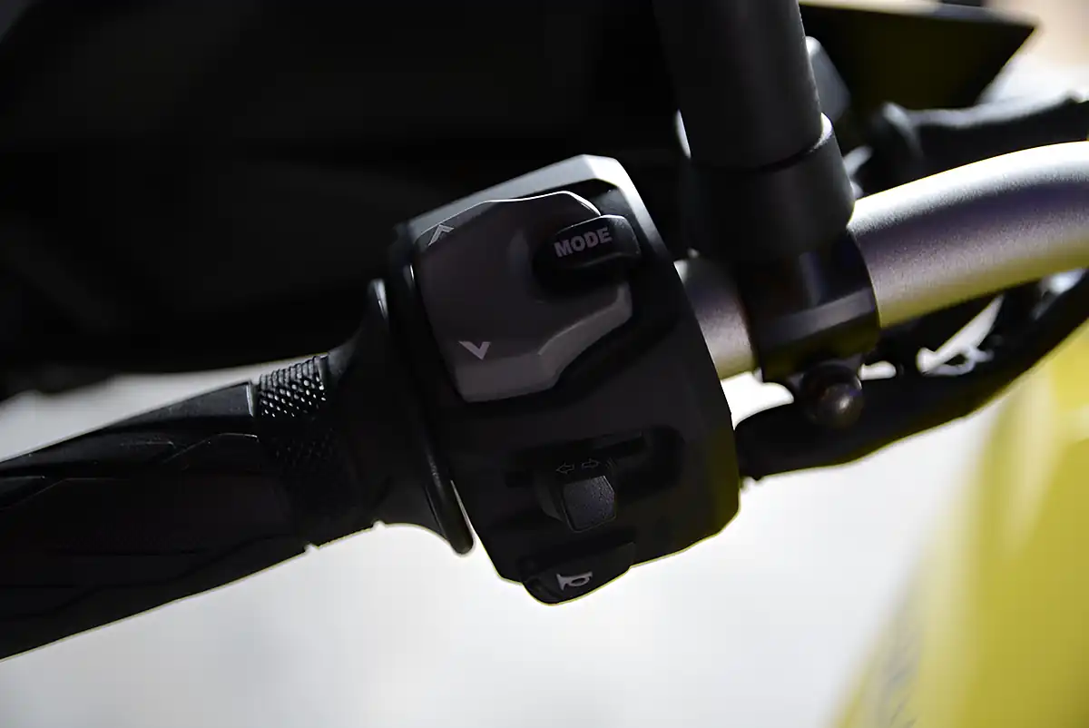 Used Suzuki V-Strom De Yellow - Interior and Exterior details 11