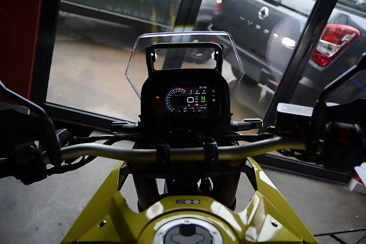 Used Suzuki V-Strom De Yellow - Interior and Exterior details 9