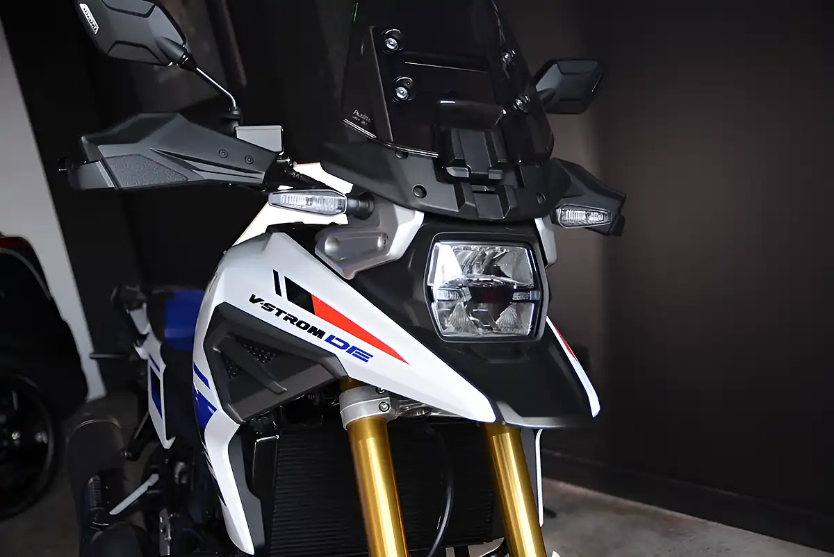 Used Suzuki V-Strom Tour Pack White - Interior and Exterior details 12