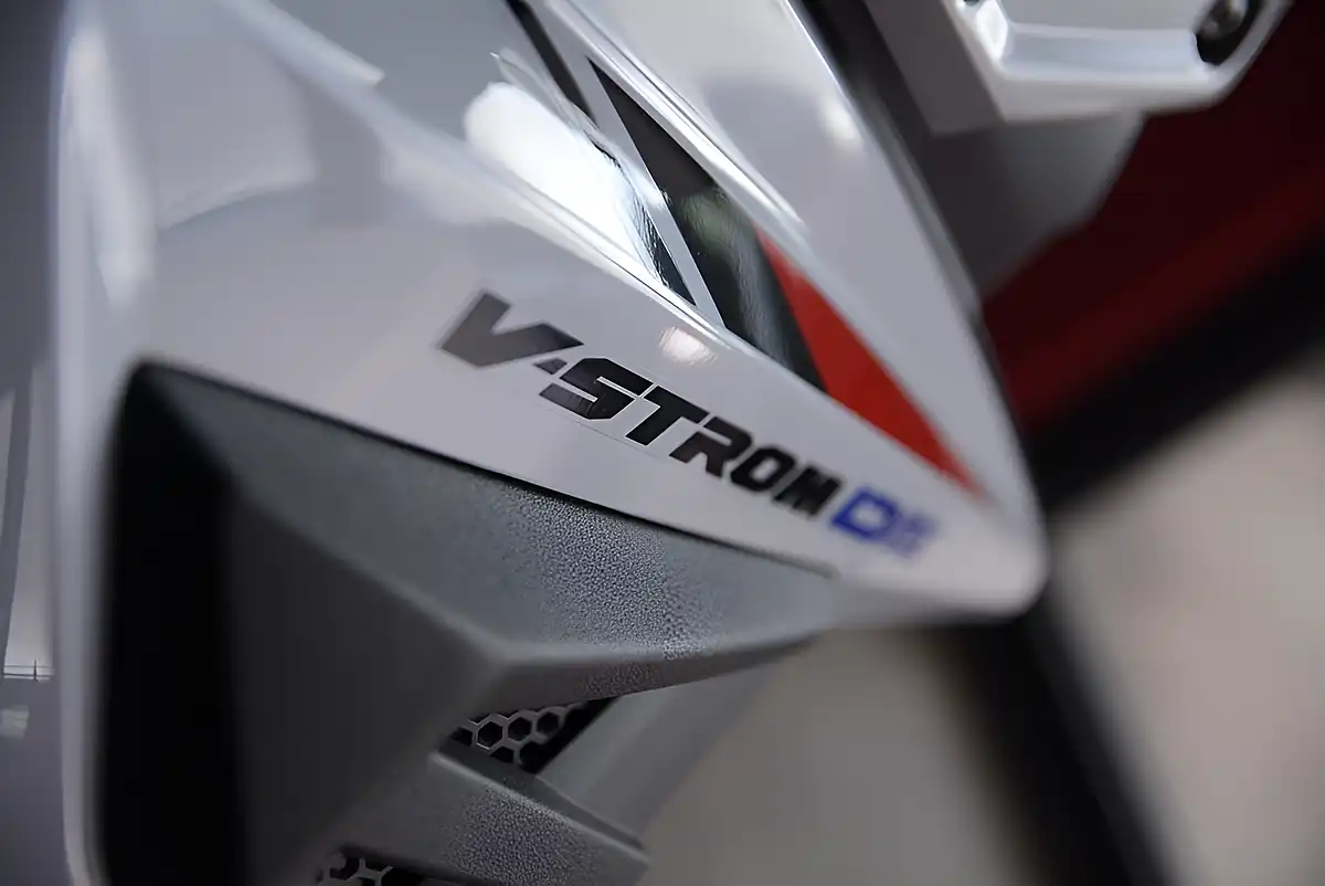 Used Suzuki V-Strom Tour Pack White - Interior and Exterior details 6
