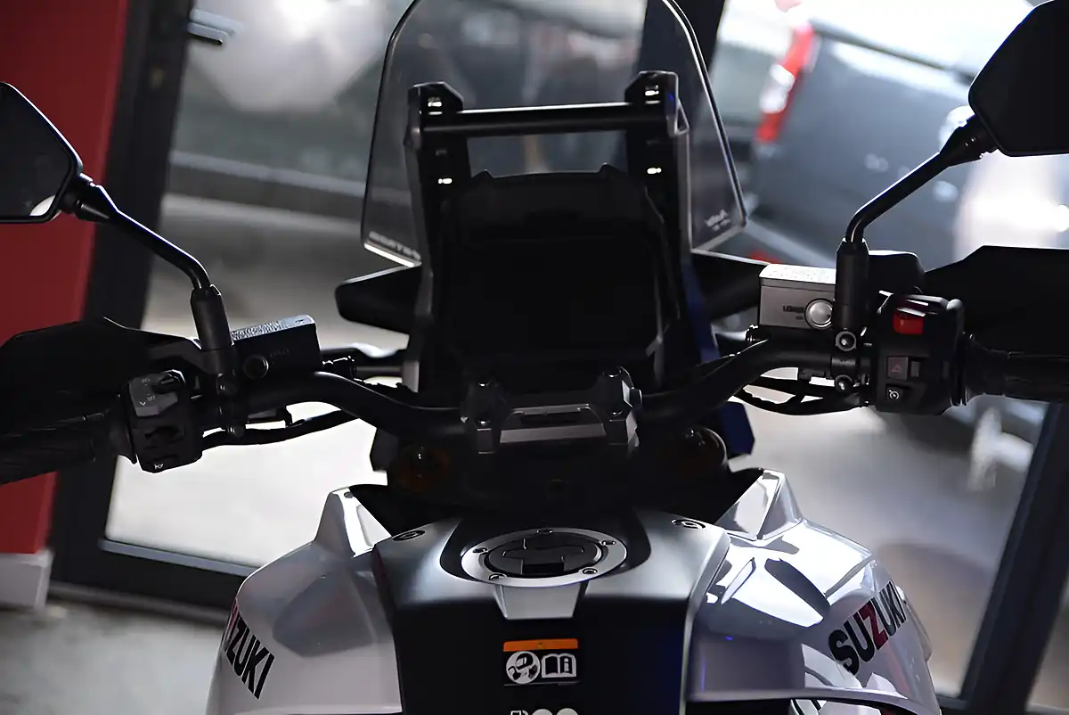 Used Suzuki V-Strom Tour Pack White - Interior and Exterior details 9