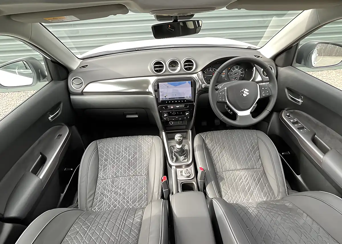 Used Suzuki Vitara Ultra Allgrip White - Interior and Exterior details 14
