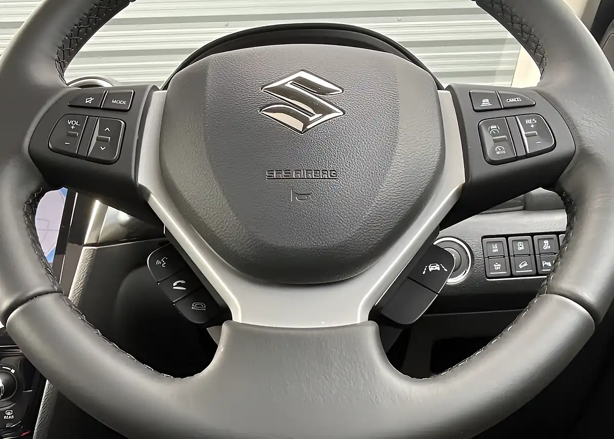 Used Suzuki Vitara Ultra Allgrip White - Interior and Exterior details 20