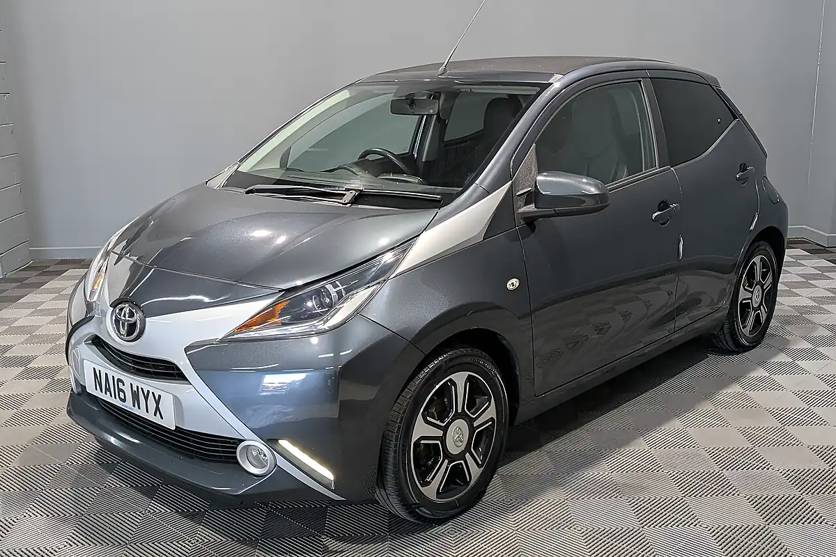 Used Toyota Aygo X-Clusiv 2 X-Wave - Interior and Exterior details 10