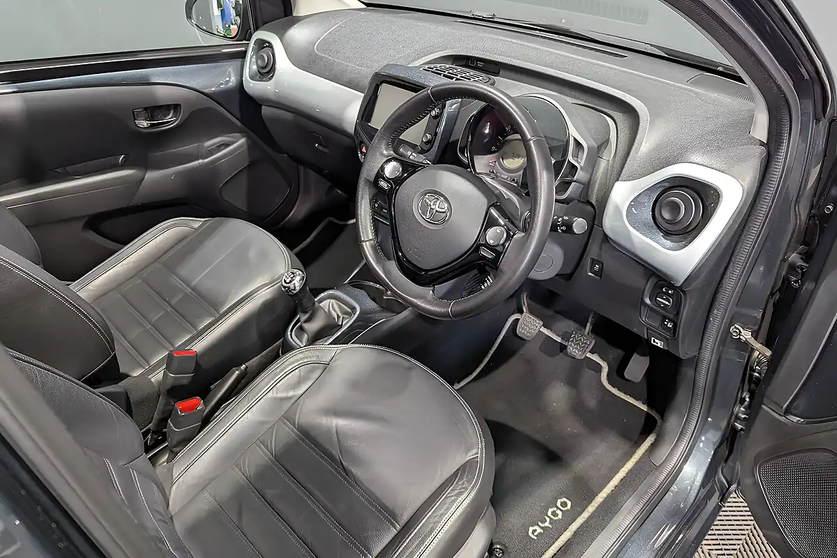 Used Toyota Aygo X-Clusiv 2 X-Wave - Interior and Exterior details 11