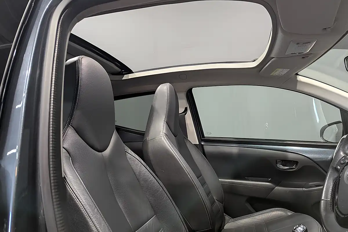 Used Toyota Aygo X-Clusiv 2 X-Wave - Interior and Exterior details 13