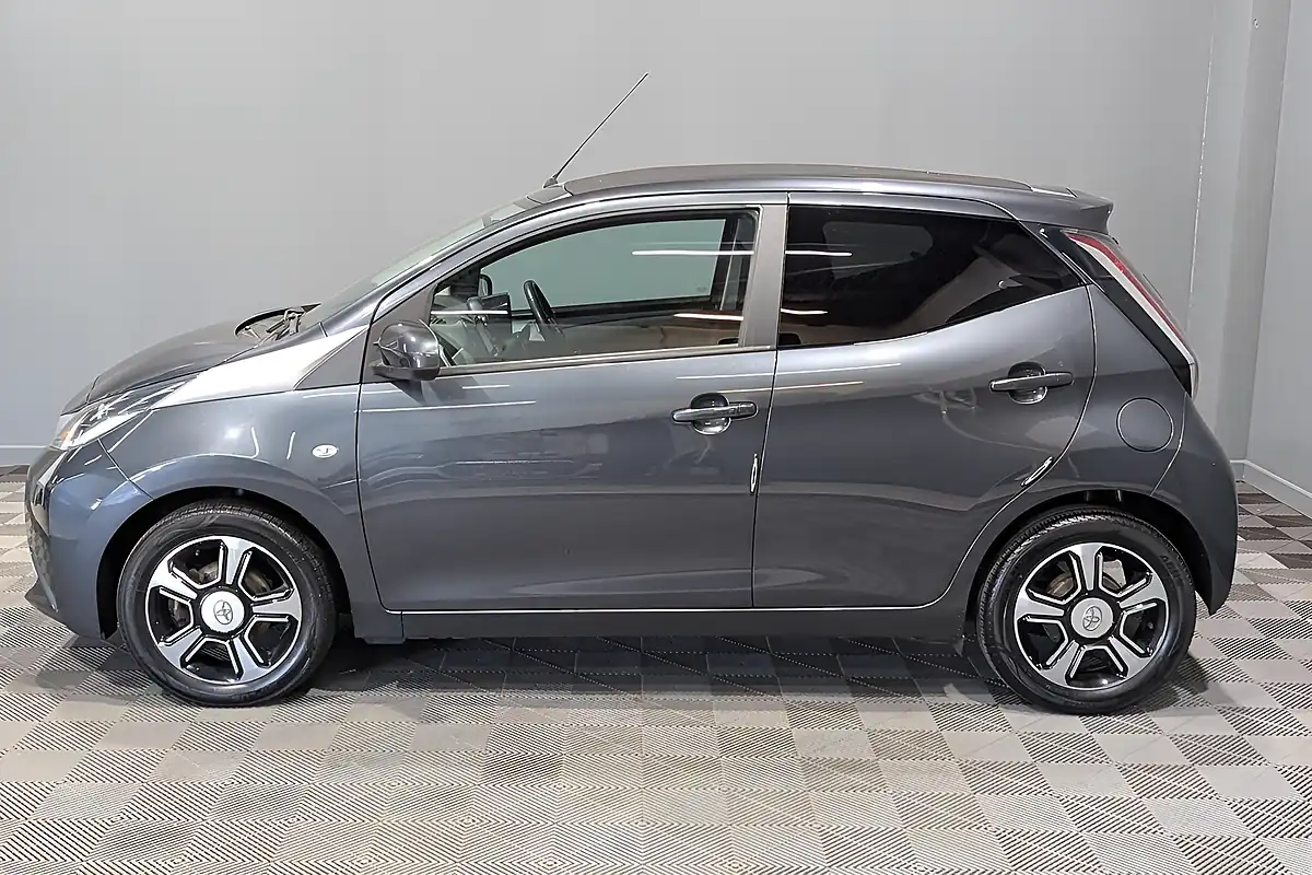 Used Toyota Aygo X-Clusiv 2 X-Wave - Interior and Exterior details 3