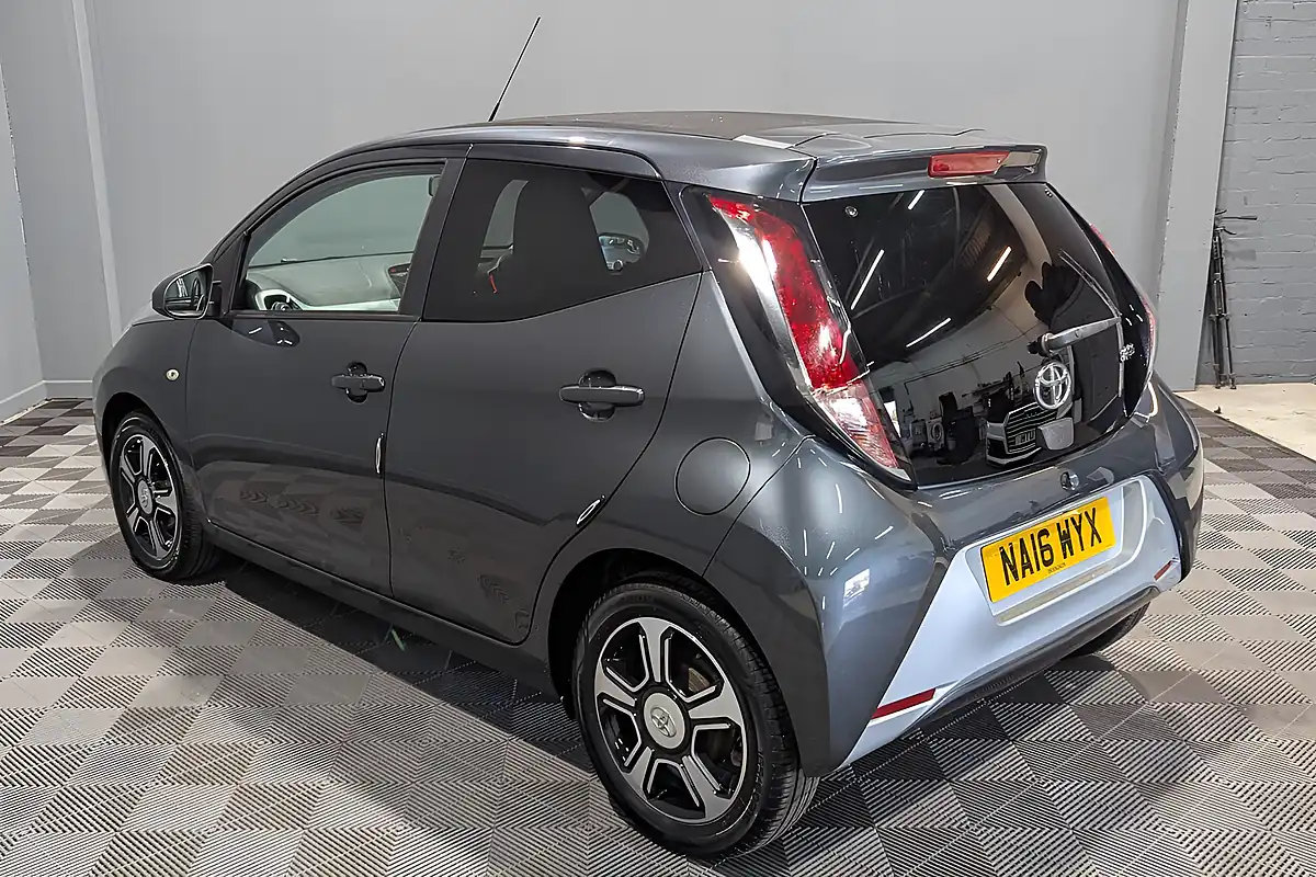 Used Toyota Aygo X-Clusiv 2 X-Wave - Interior and Exterior details 4