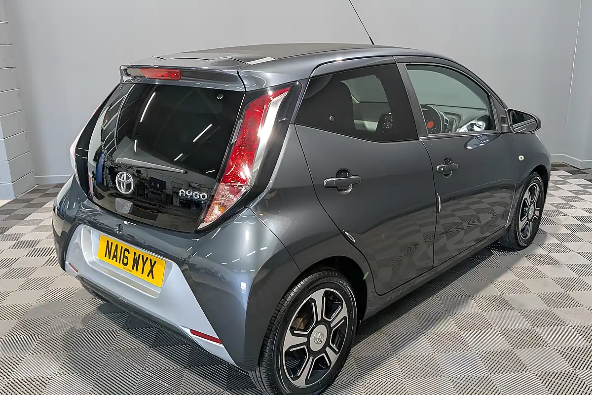 Used Toyota Aygo X-Clusiv 2 X-Wave - Interior and Exterior details 6