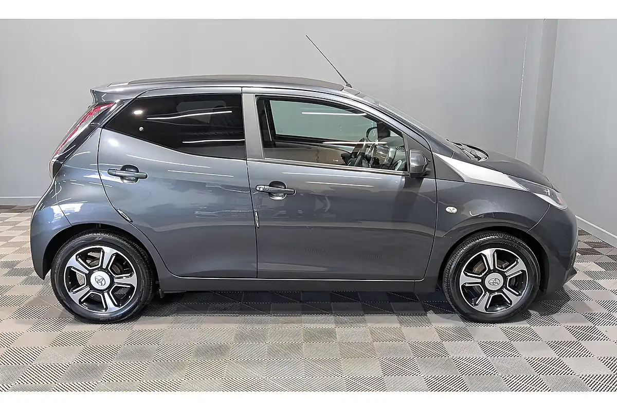 Used Toyota Aygo X-Clusiv 2 X-Wave - Interior and Exterior details 7