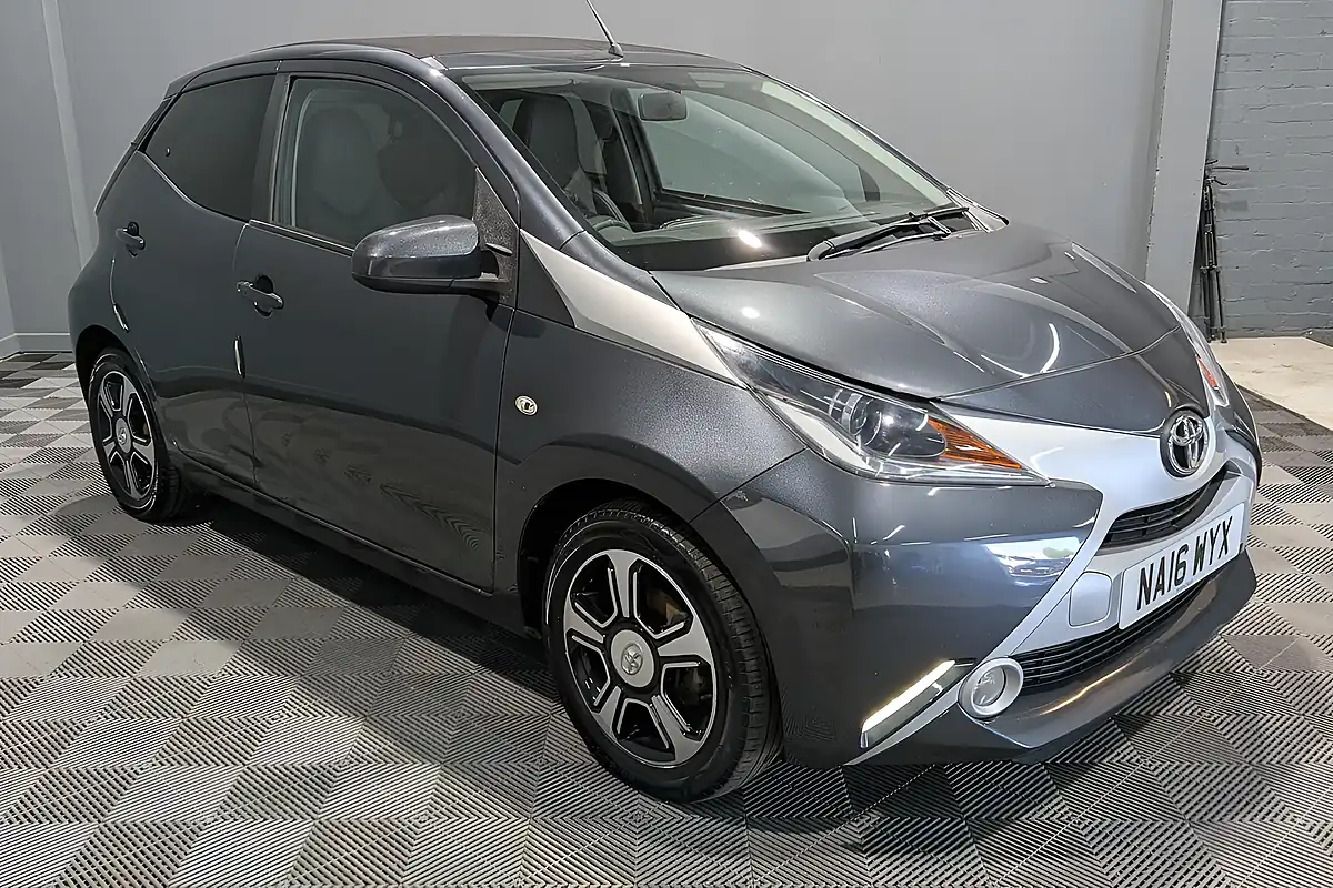 Used Toyota Aygo X-Clusiv 2 X-Wave - Interior and Exterior details 8