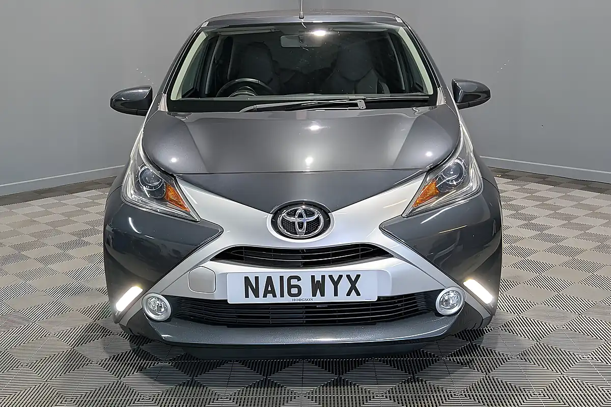 Used Toyota Aygo X-Clusiv 2 X-Wave - Interior and Exterior details 9
