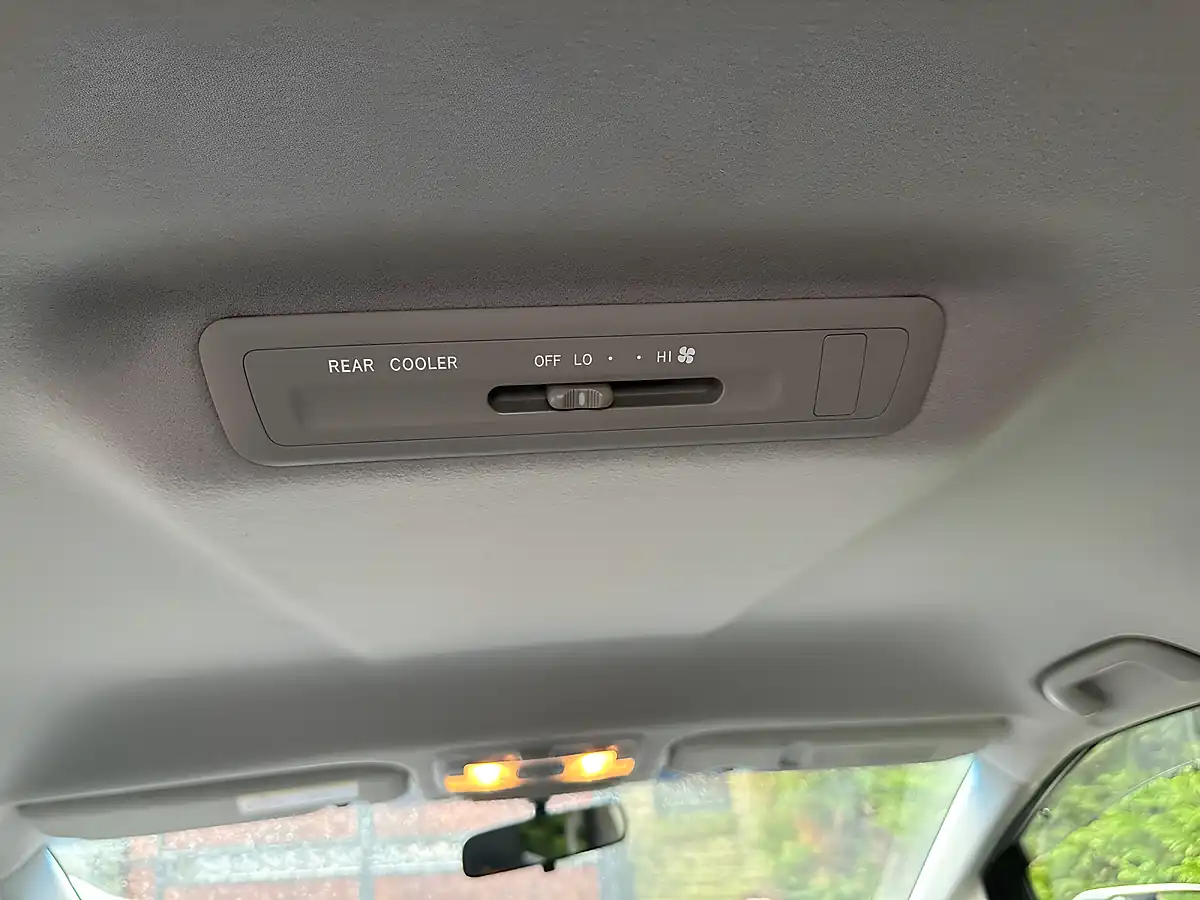 Used Toyota Estima Aeras White - Interior and Exterior details 12