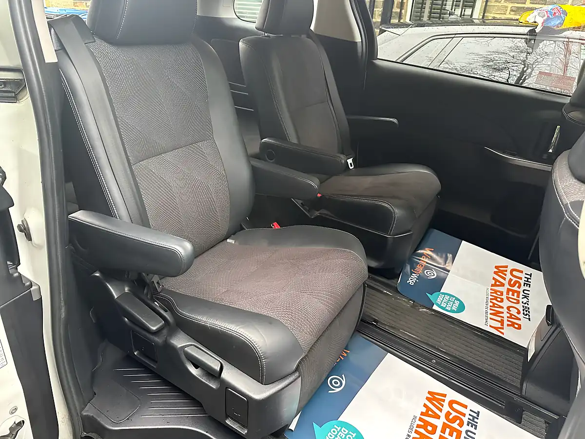 Used Toyota Estima Aeras White - Interior and Exterior details 15