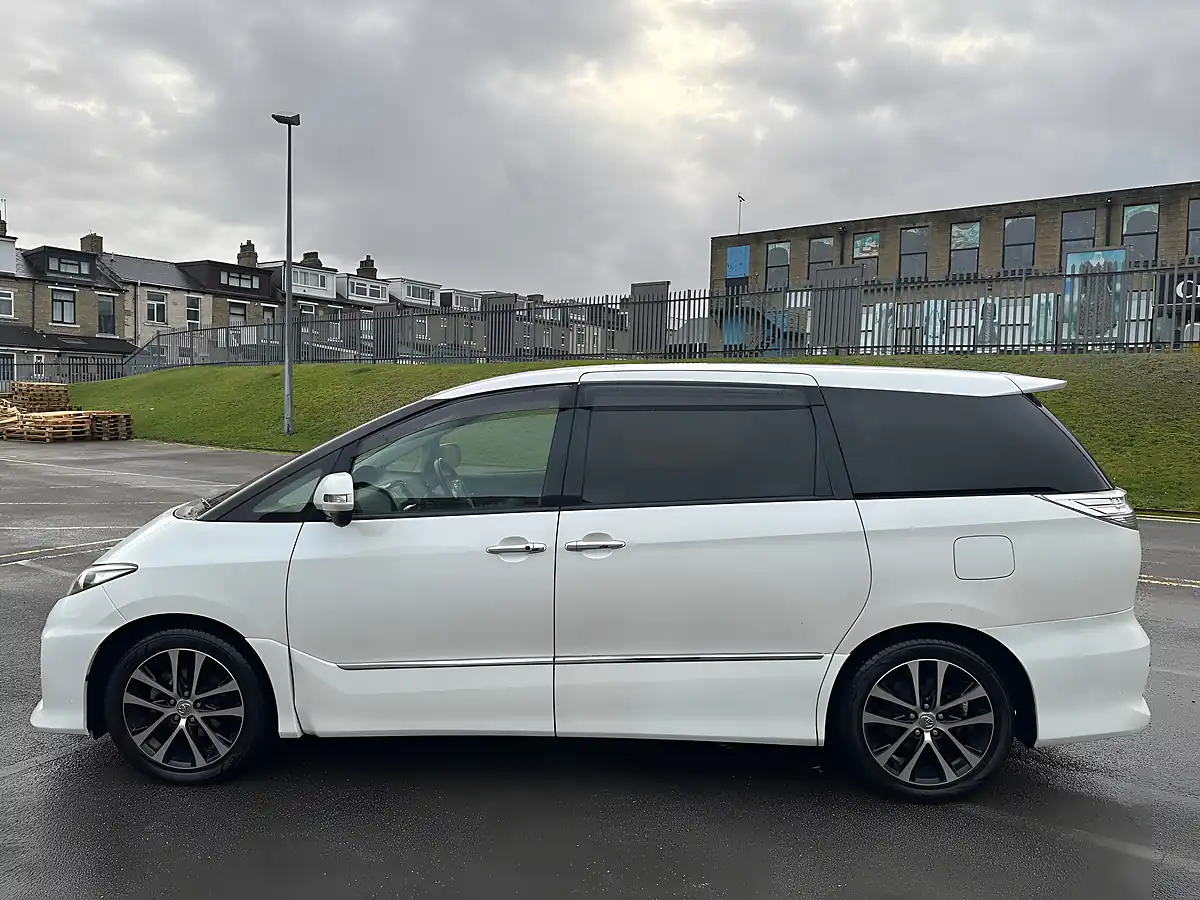 Used Toyota Estima Aeras White - Interior and Exterior details 2