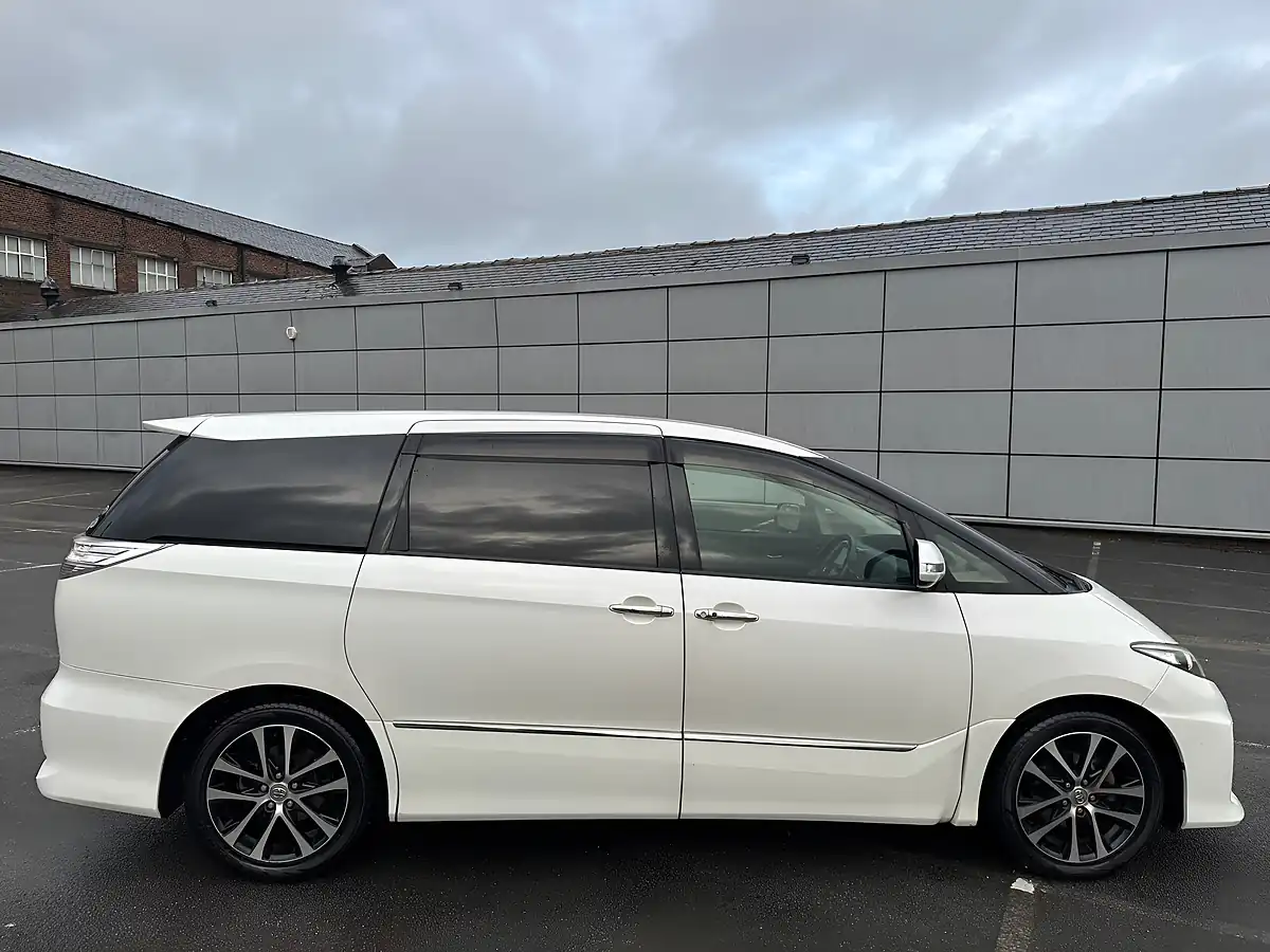 Used Toyota Estima Aeras White - Interior and Exterior details 5