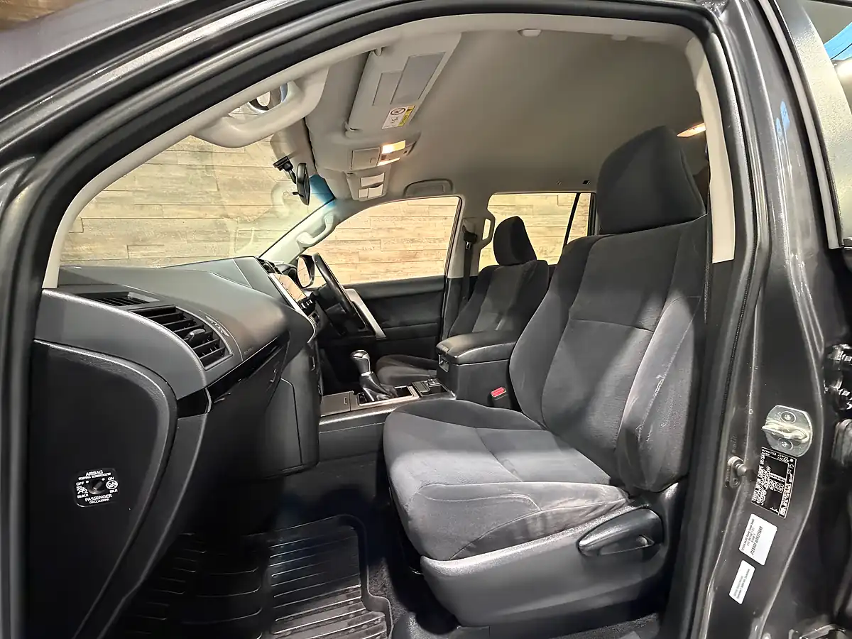 Used Toyota Land Cruiser Active (navi) Decuma Grey - Interior and Exterior details 10