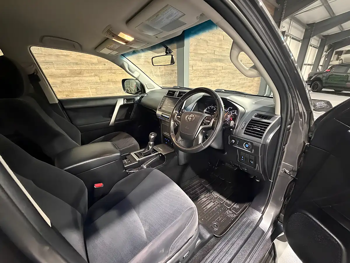 Used Toyota Land Cruiser Active (navi) Decuma Grey - Interior and Exterior details 7