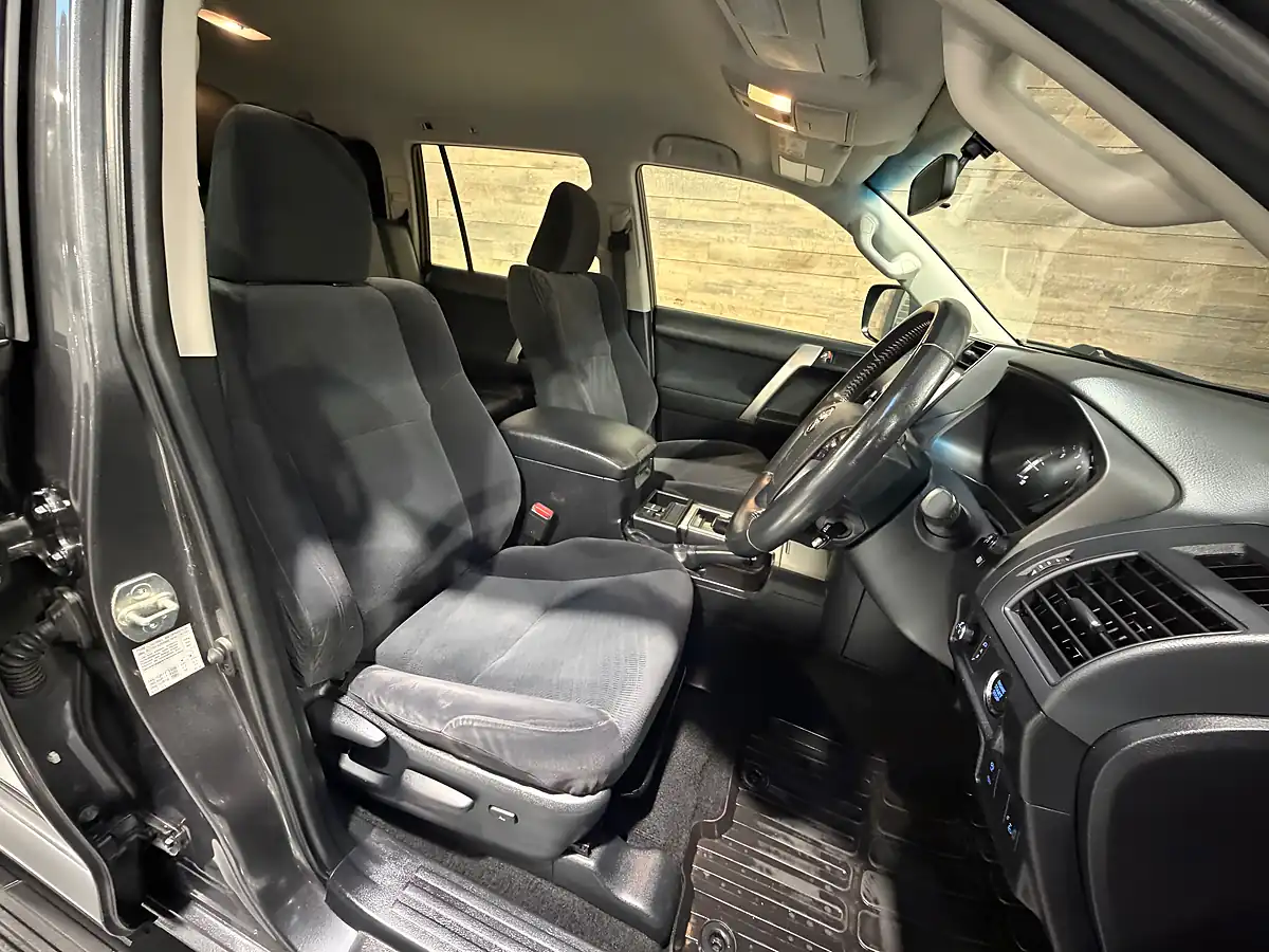 Used Toyota Land Cruiser Active (navi) Decuma Grey - Interior and Exterior details 8