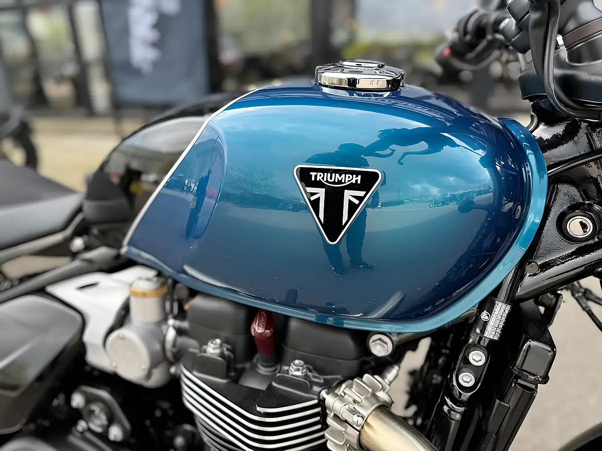 Used Triumph Bobber Interstellar Blue - Interior and Exterior details 11