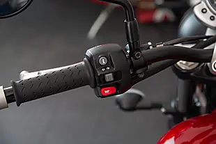 Used Triumph Street Twin Red - Interior and Exterior details 11