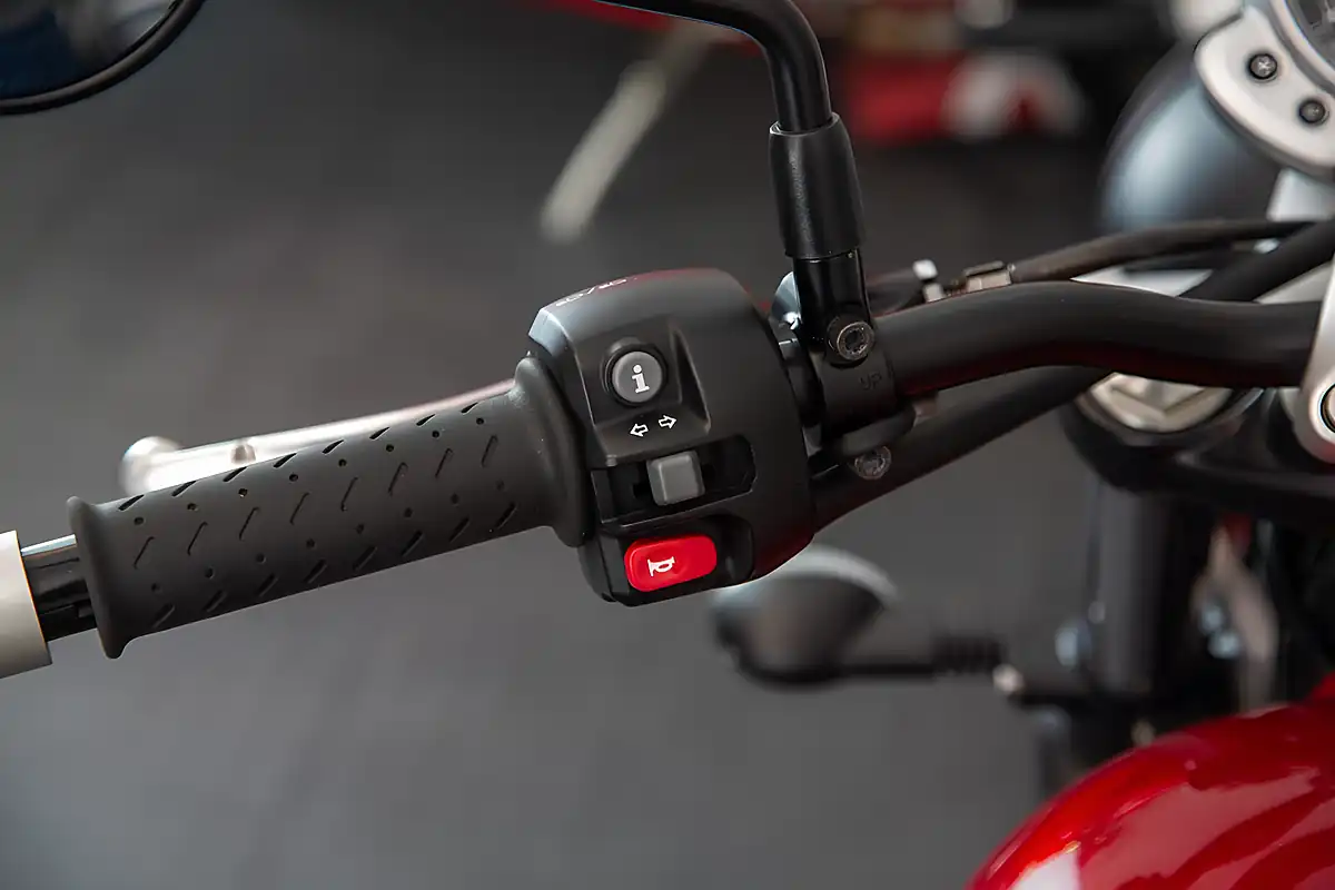 Used Triumph Street Twin Red - Interior and Exterior details 12