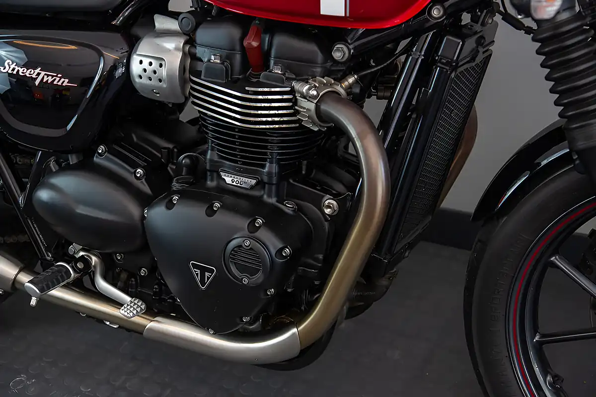 Used Triumph Street Twin Red - Interior and Exterior details 16