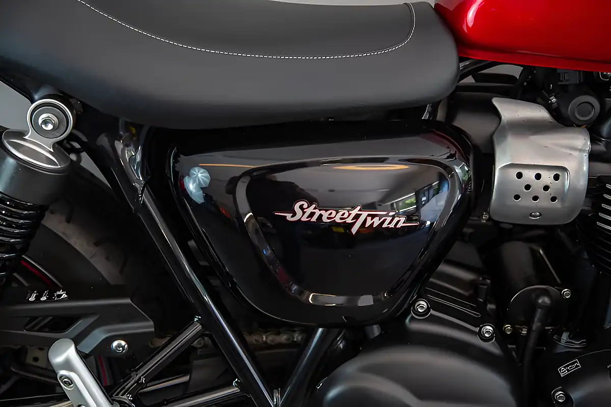 Used Triumph Street Twin Red - Interior and Exterior details 17