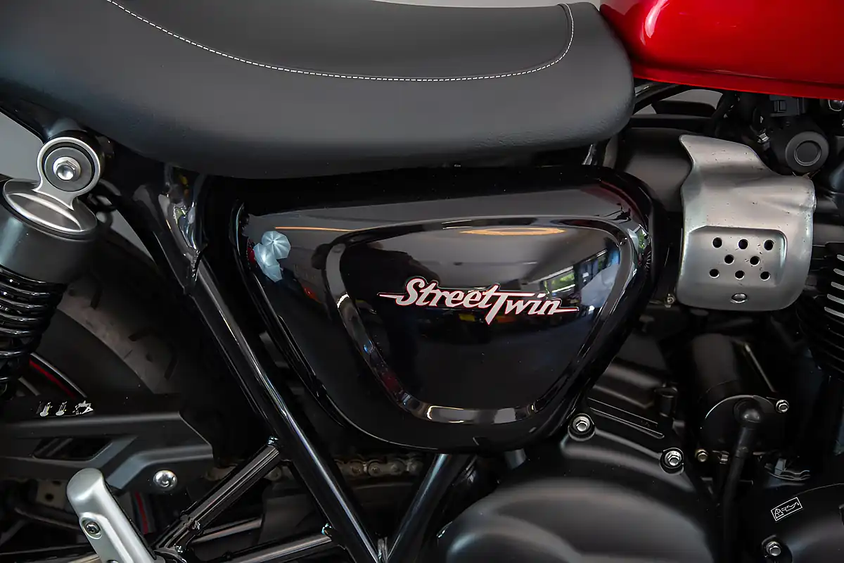 Used Triumph Street Twin Red - Interior and Exterior details 18