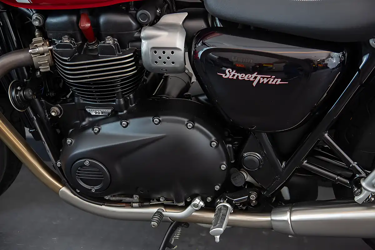 Used Triumph Street Twin Red - Interior and Exterior details 8
