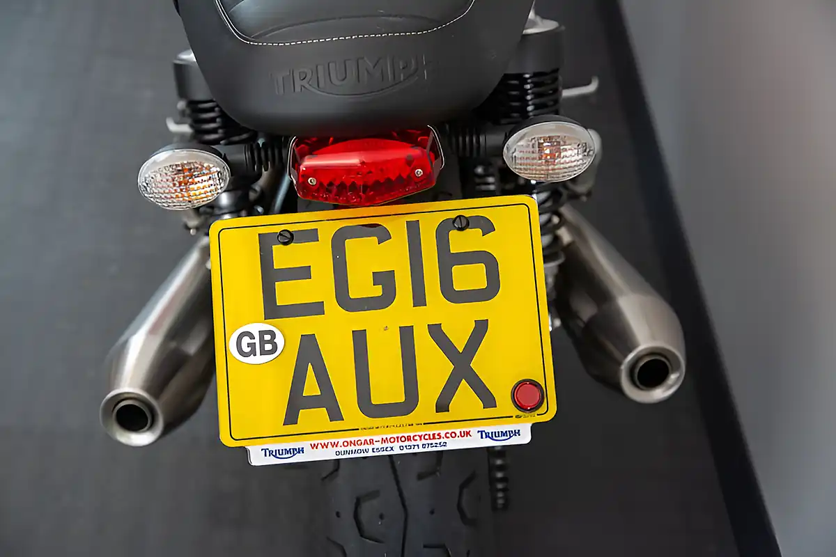 Used Triumph Street Twin Red - Interior and Exterior details 9