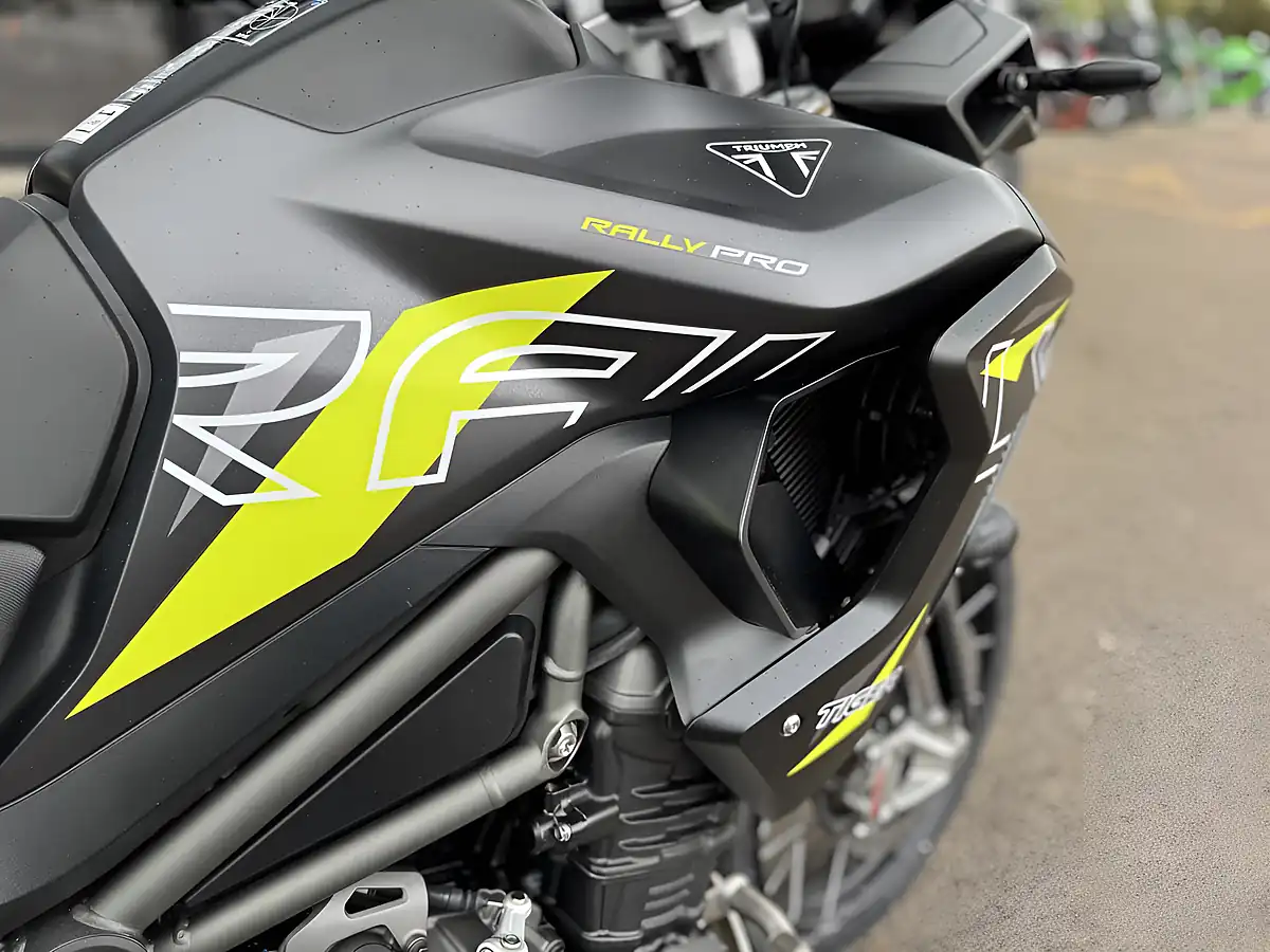 Used Triumph Tiger 1200 Desert Crystal White - Interior and Exterior details 10