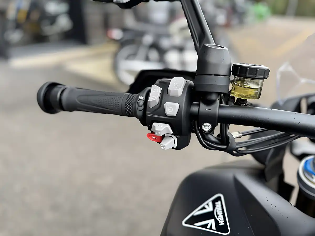 Used Triumph Tiger 1200 Desert Crystal White - Interior and Exterior details 15