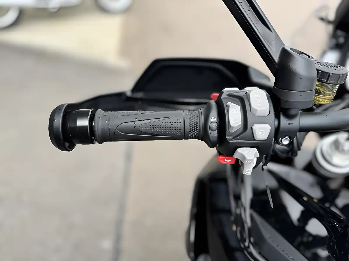 Used Triumph Tiger 1200 GT Explorer Sapphire Black - Interior and Exterior details 11