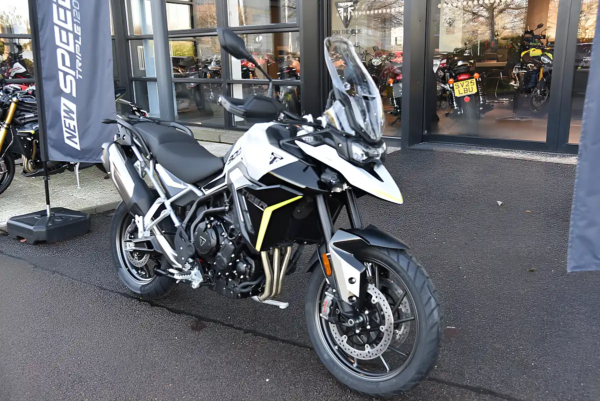 Used Triumph Tiger 900 GT Pro Snowdonia White/Sapp - Interior and Exterior details 3