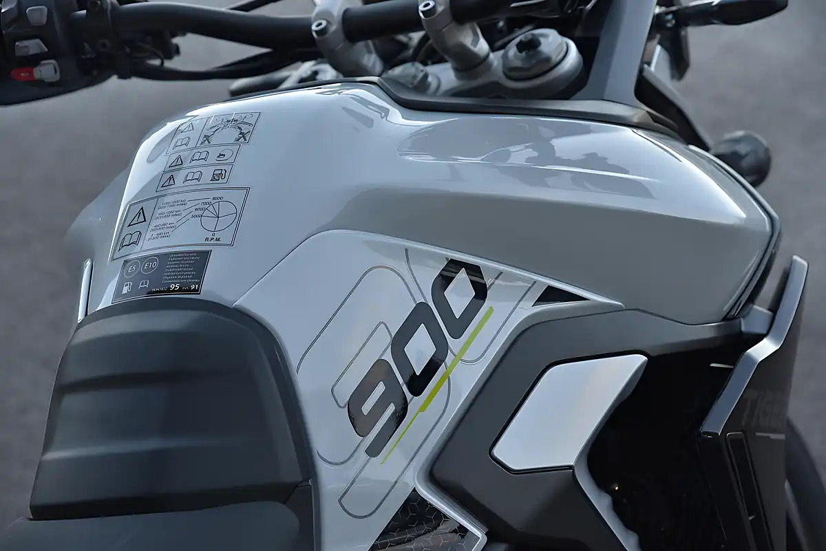 Used Triumph Tiger 900 GT Pro Snowdonia White/Sapp - Interior and Exterior details 9