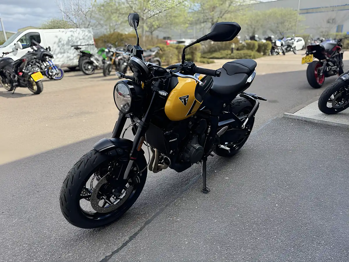 Used Triumph Trident 660 Stone Grey - Interior and Exterior details 5