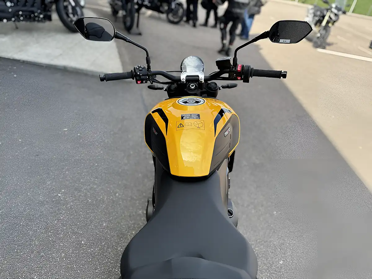 Used Triumph Trident 660 Stone Grey - Interior and Exterior details 8