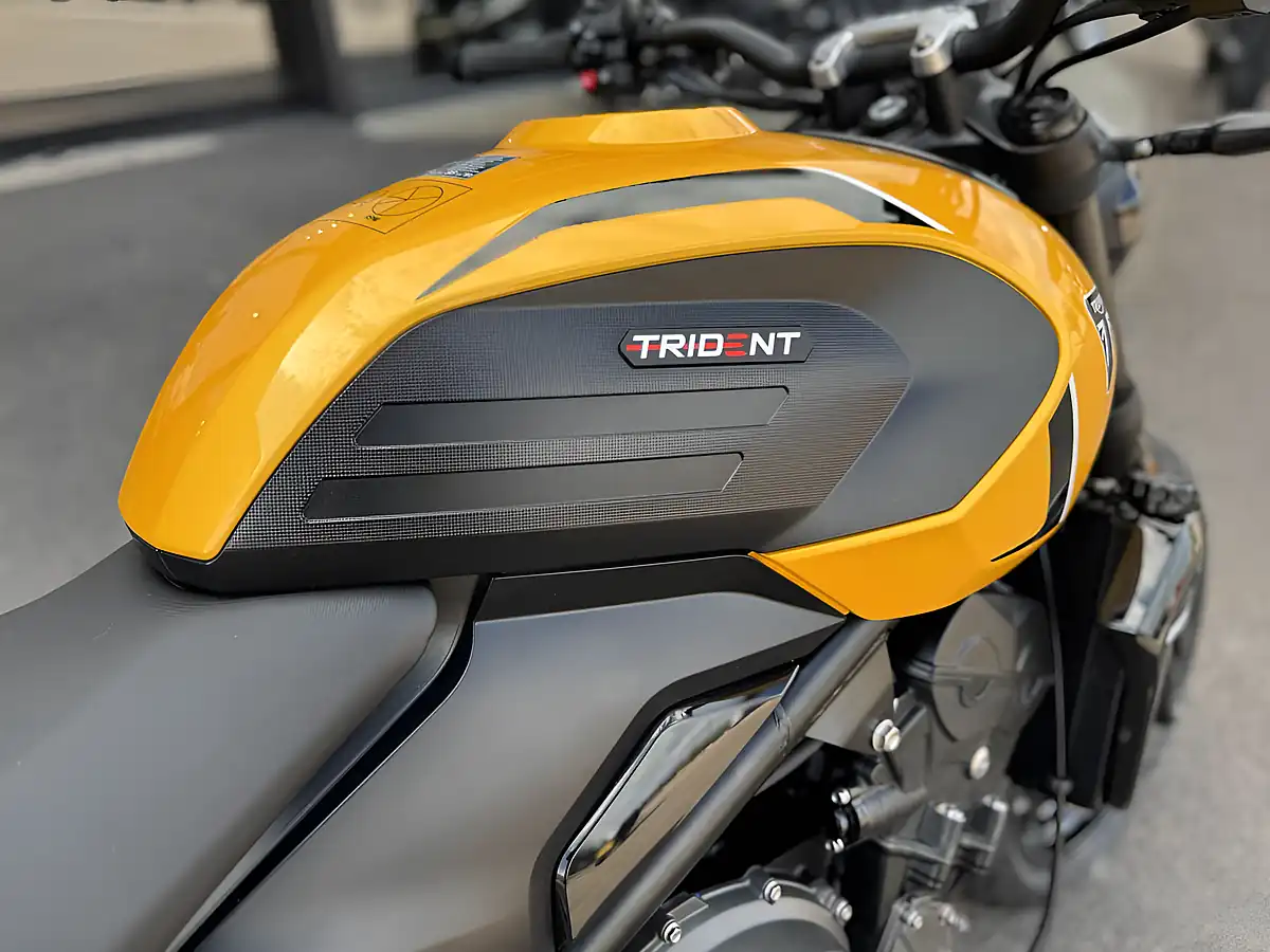 Used Triumph Trident 660 Stone Grey - Interior and Exterior details 9