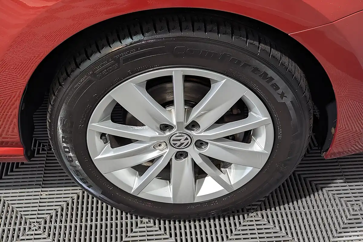 Used Volkswagen Polo Se - Interior and Exterior details 13