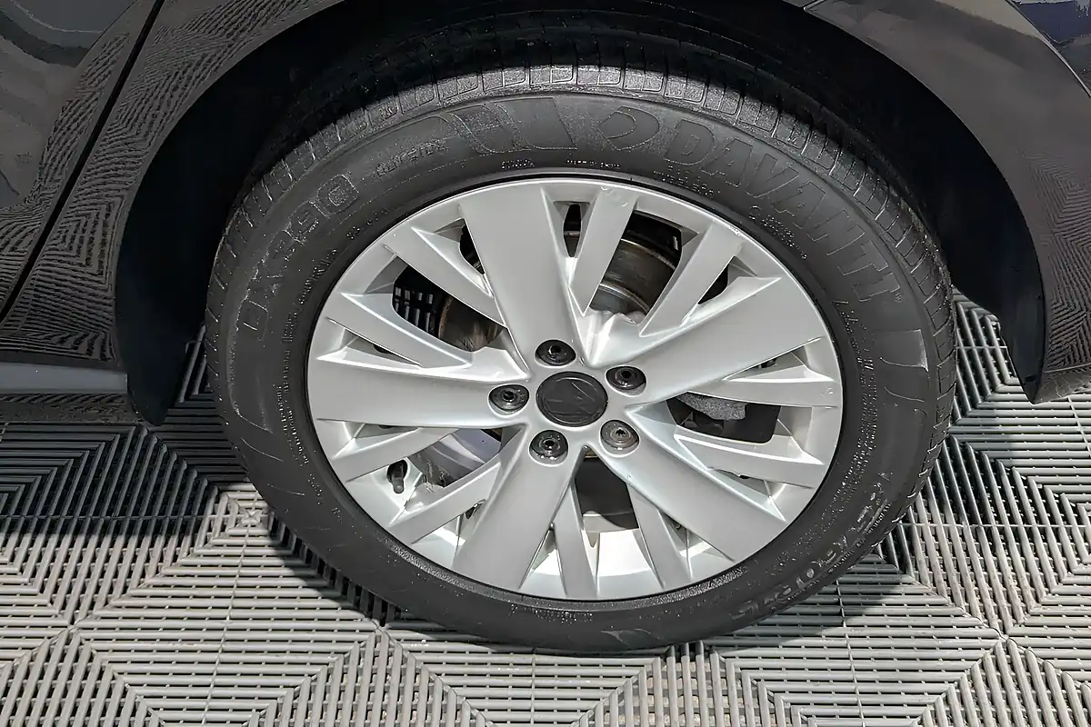 Used Volkswagen Polo Se - Interior and Exterior details 11