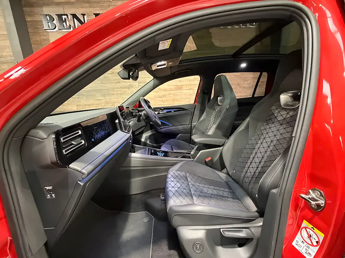 Used Volkswagen Tiguan R-Line Persimmon Red - Interior and Exterior details 10