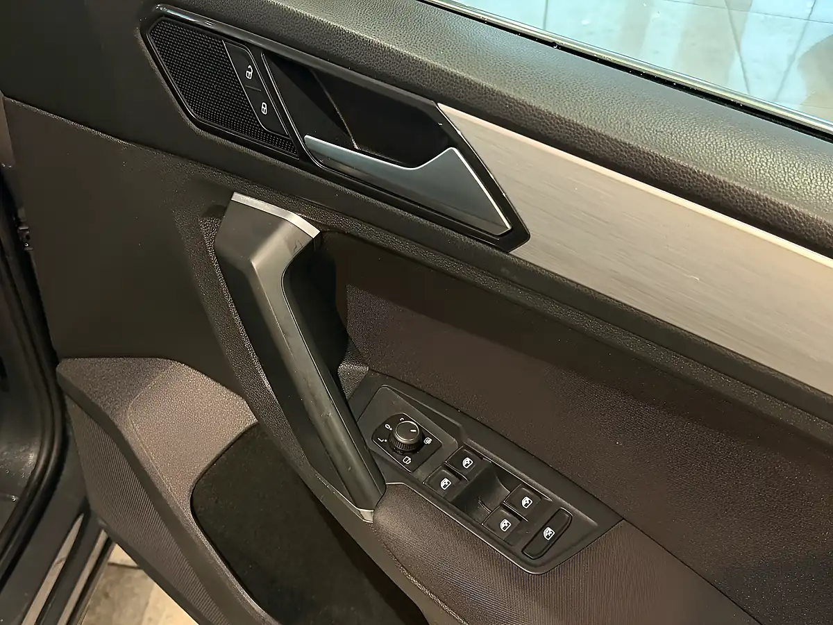 Used Volkswagen Tiguan Se Navigation - Interior and Exterior details 12
