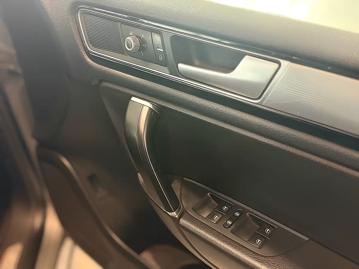 Used Volkswagen Touareg R-Line - Interior and Exterior details 16