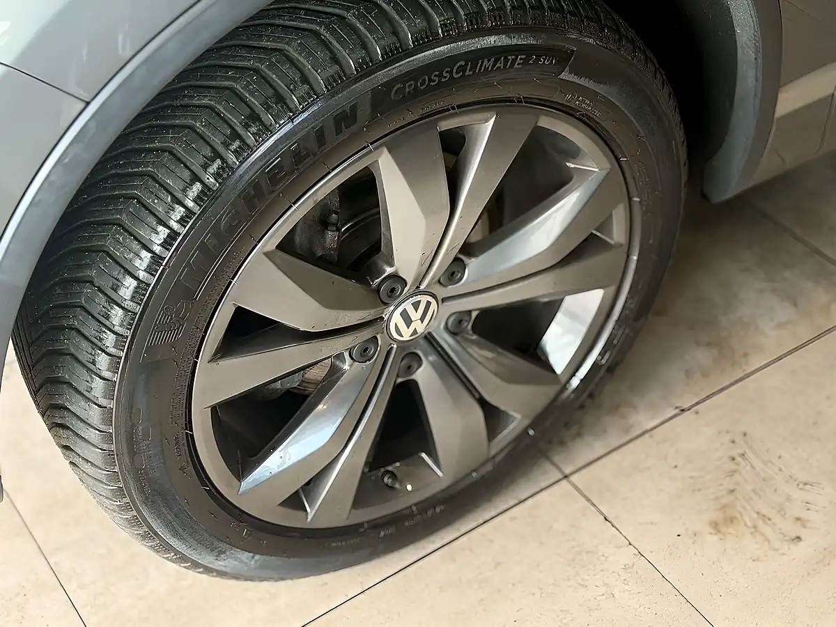 Used Volkswagen Touareg R-Line - Interior and Exterior details 4