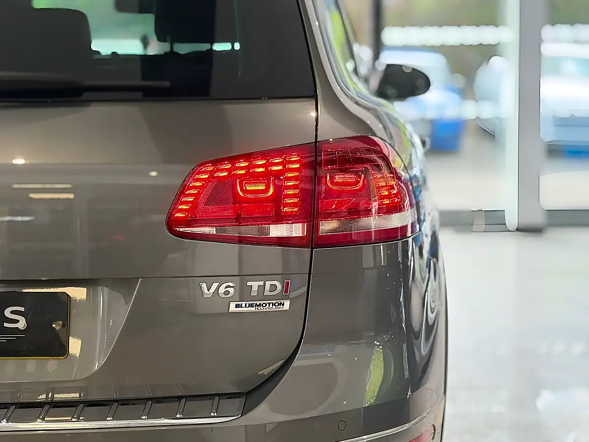 Used Volkswagen Touareg R-Line - Interior and Exterior details 9