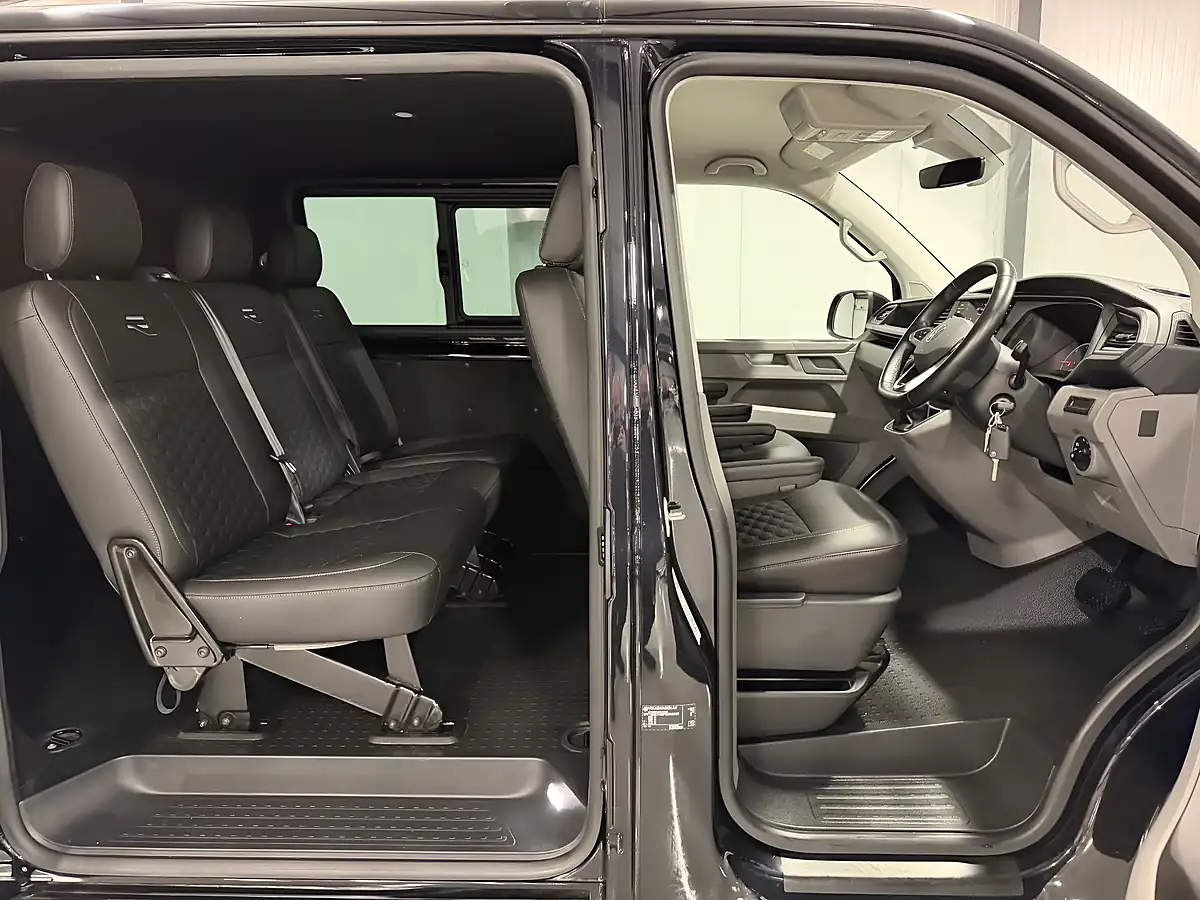 Used Volkswagen Transporter Highline Deep Black Metallic - Interior and Exterior details 12